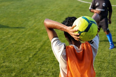 لعبة كرة قدم الشوارعشغف يتجاوز الملاعب التقليدية